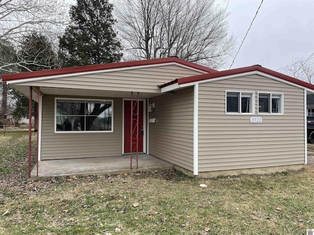 view of front of home with a patio and a front yard