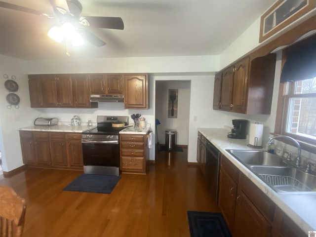 kitchen with ceiling fan, appliances with stainless steel finishes, dark hardwood / wood-style floors, and sink