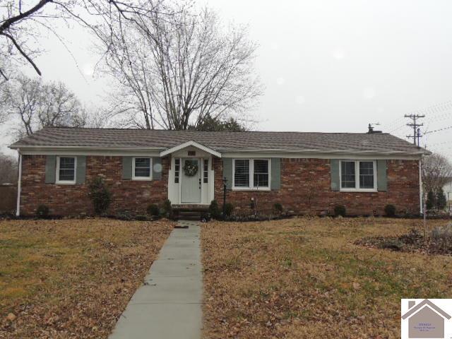 single story home featuring a front yard