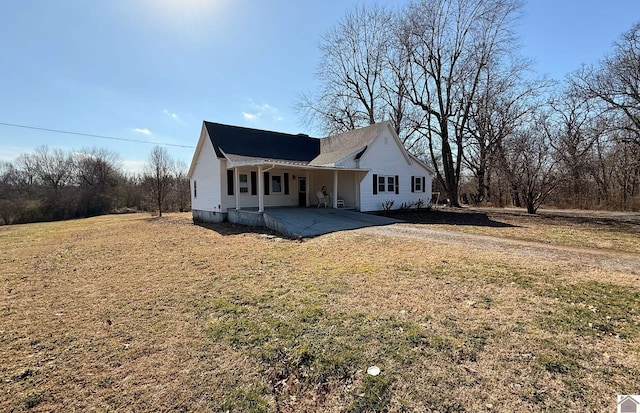 view of front of property featuring a patio area and a front yard