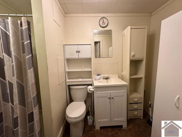 bathroom featuring a shower with curtain, vanity, crown molding, and toilet