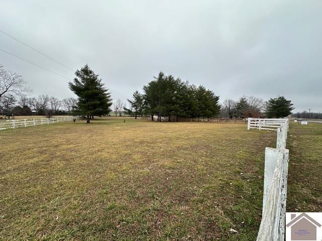 view of yard featuring a rural view