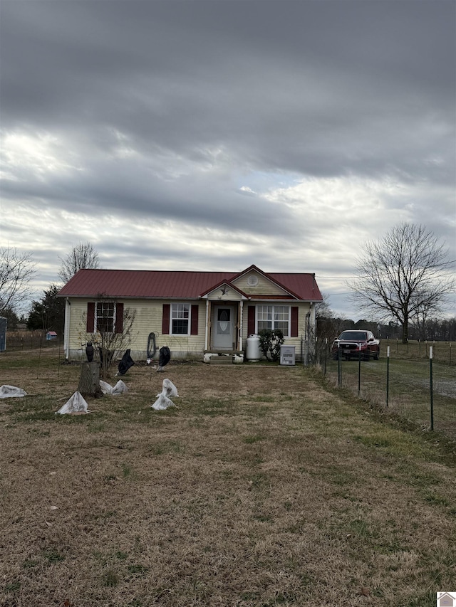 view of front of property featuring a front yard