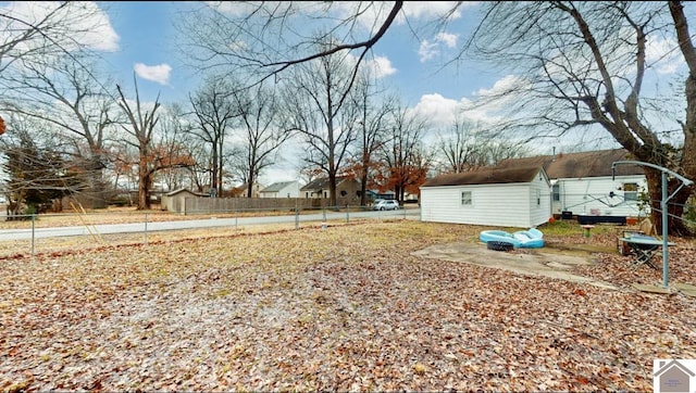 view of yard featuring a shed