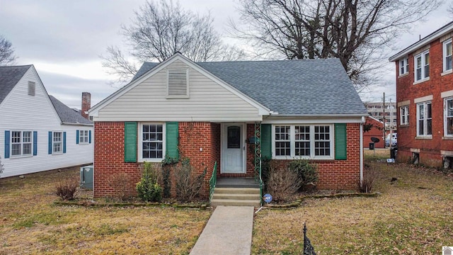 bungalow-style house featuring a front lawn