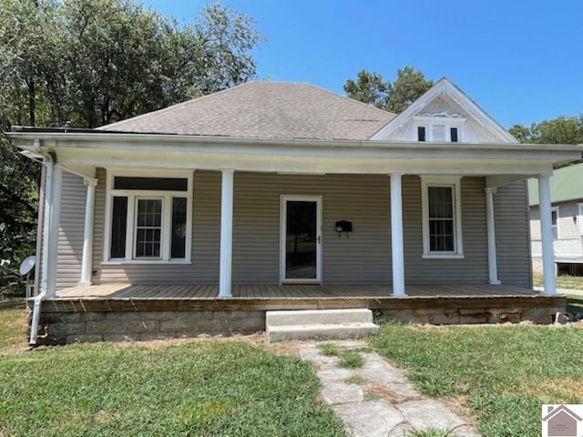 bungalow-style home featuring a front lawn and a porch