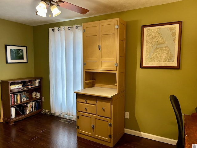 office area with dark wood-type flooring and ceiling fan