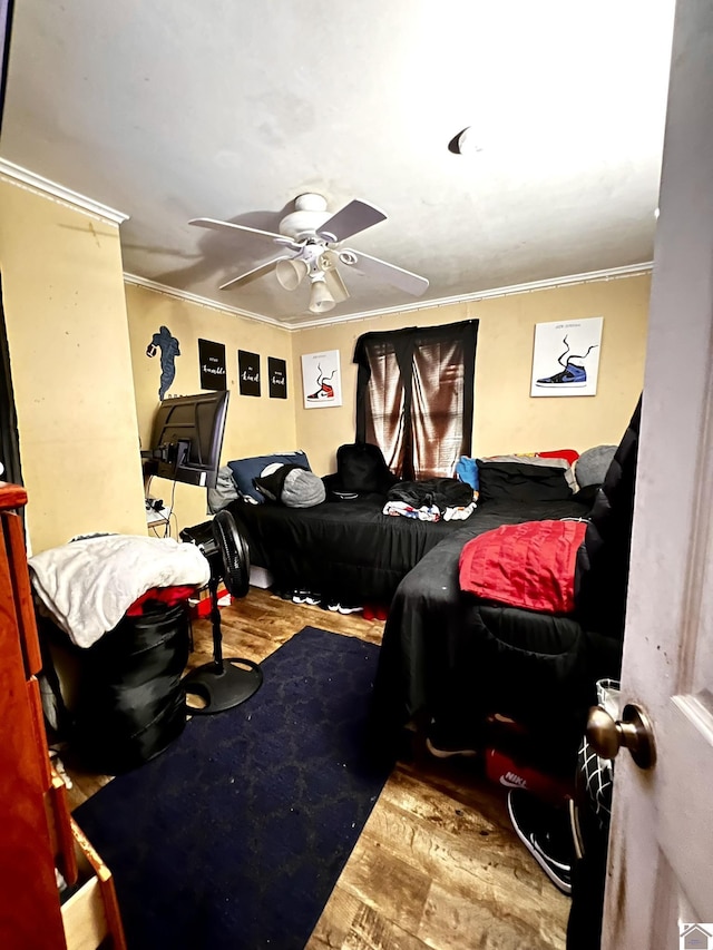 bedroom with crown molding and ceiling fan