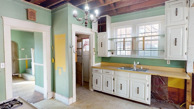 bathroom featuring an inviting chandelier and sink