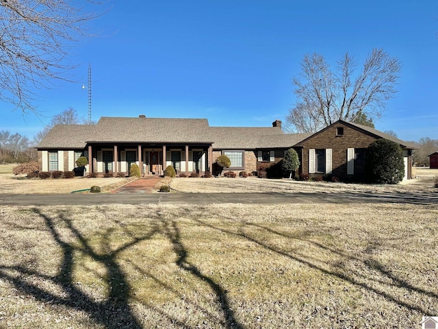 ranch-style house featuring a front yard