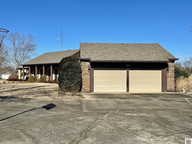 view of front facade featuring a garage