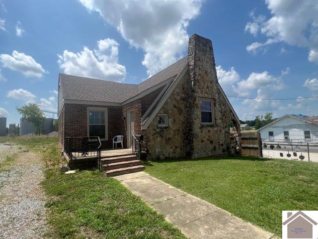 view of front of house featuring a front lawn