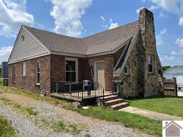 view of front of house featuring a front yard