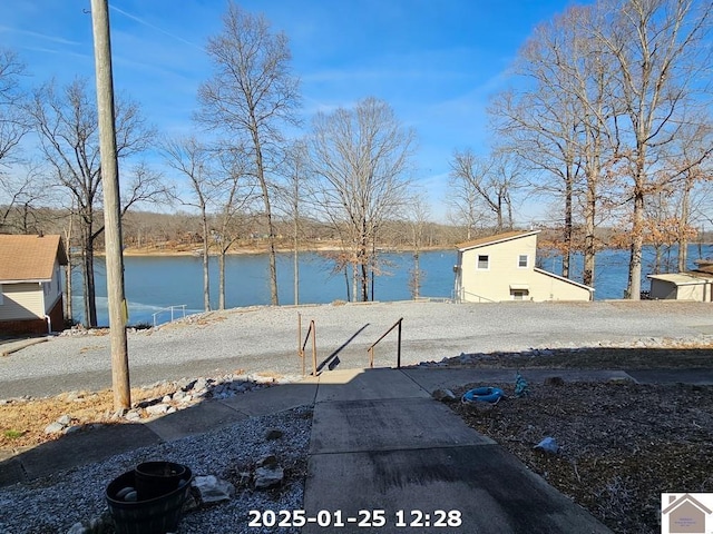 view of yard featuring a water view