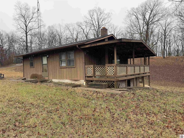 view of front of house featuring a deck and a front yard