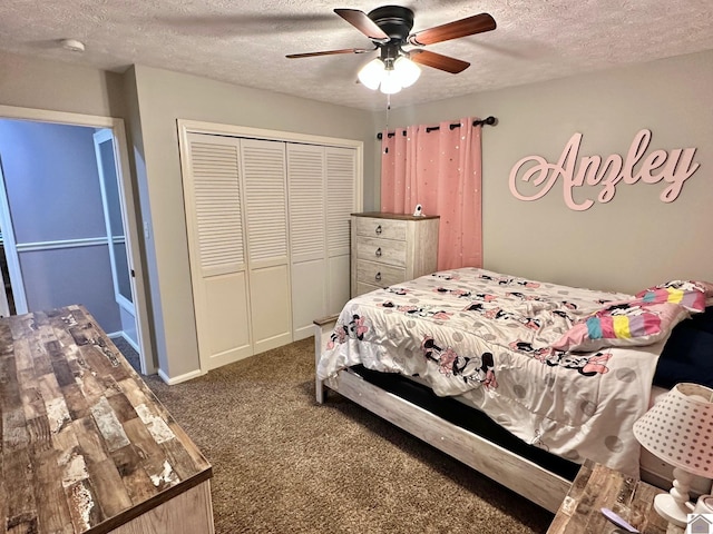 carpeted bedroom featuring ceiling fan, a closet, and a textured ceiling