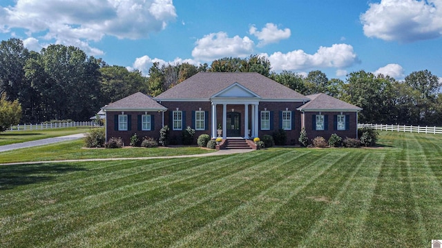 view of front facade with a front yard