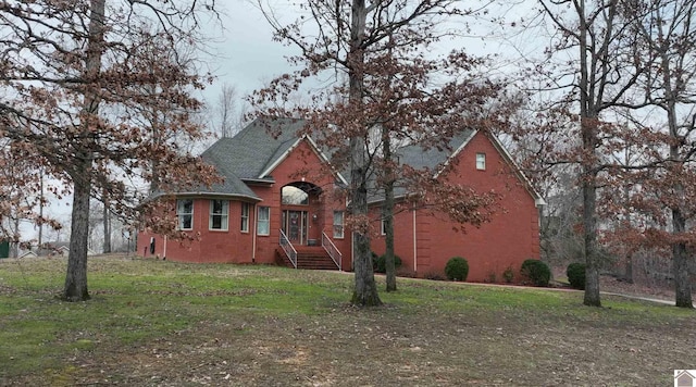 view of front of home featuring a front yard