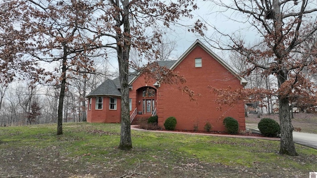 view of front of home with a front lawn