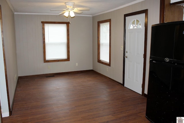 foyer featuring crown molding, dark wood-type flooring, and ceiling fan