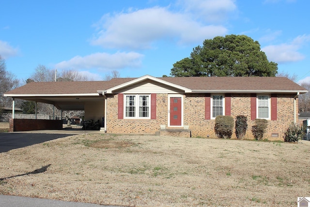 view of front of home featuring a carport and a front lawn