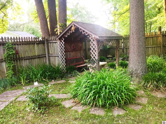 view of yard with an outbuilding