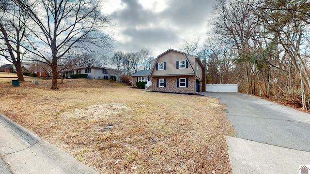 view of front of property featuring a front lawn