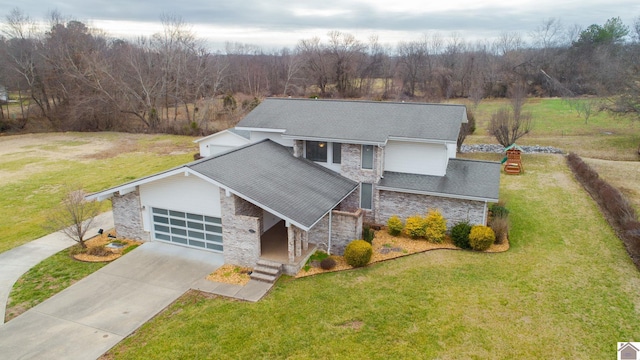 view of front of home featuring a garage and a front yard