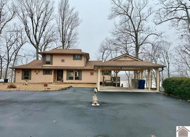 view of front of property featuring aphalt driveway