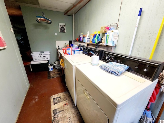 laundry room with laundry area and washer and clothes dryer