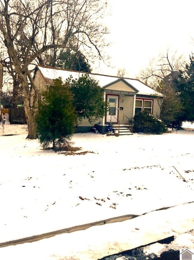 view of front facade with fence