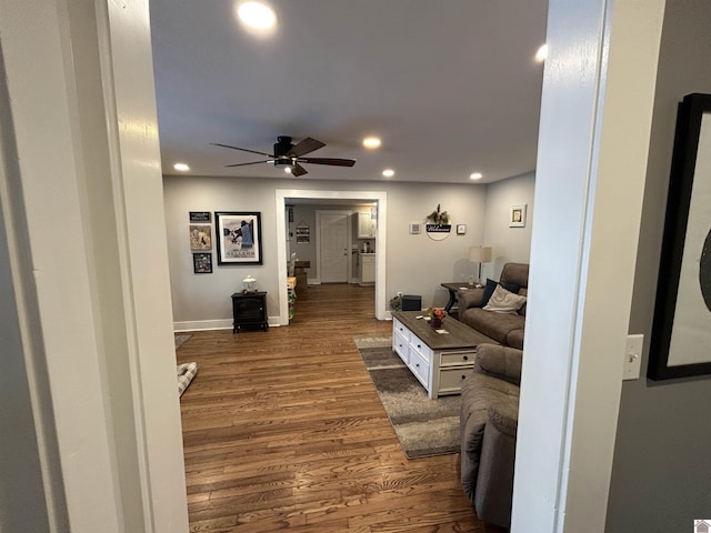 living area featuring dark wood-type flooring, recessed lighting, baseboards, and a ceiling fan