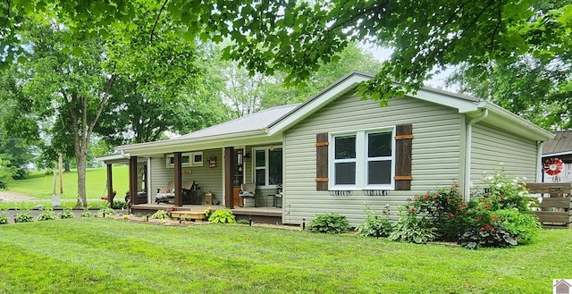 view of front of house with covered porch and a front lawn