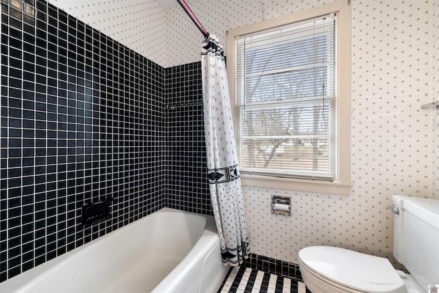 full bathroom featuring tile patterned flooring, toilet, baseboards, shower / bath combo with shower curtain, and wallpapered walls