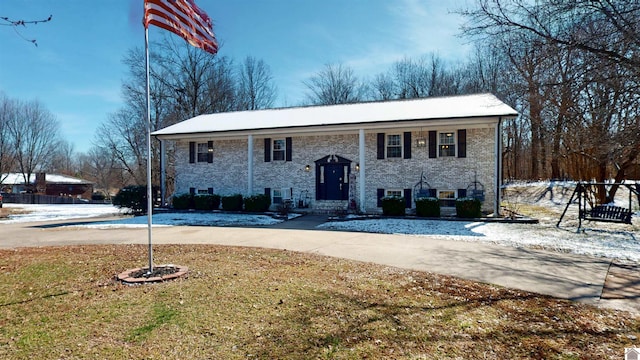 bi-level home featuring a front lawn and central air condition unit