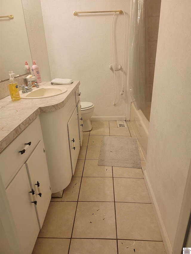 full bathroom featuring baseboards, toilet, shower / tub combo with curtain, tile patterned flooring, and vanity