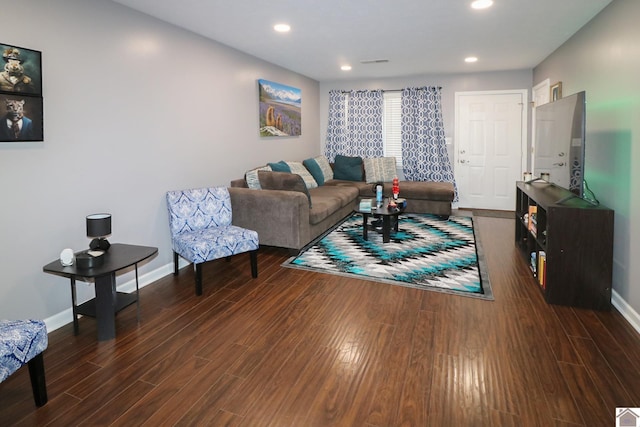 living room featuring recessed lighting, visible vents, baseboards, and wood finished floors