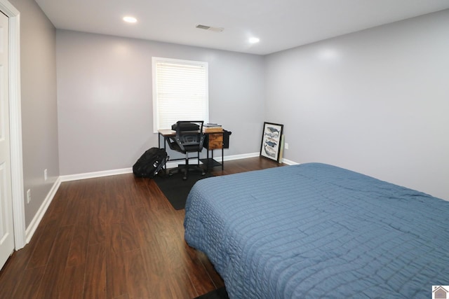 bedroom with dark wood-type flooring, recessed lighting, visible vents, and baseboards