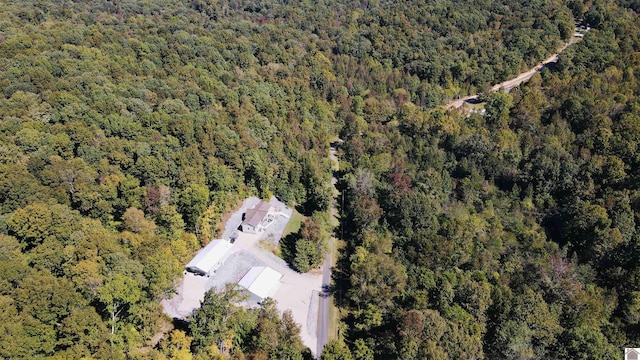 birds eye view of property featuring a forest view