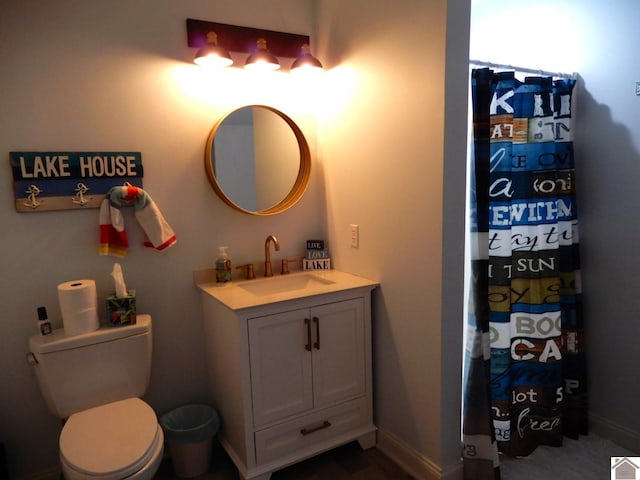 full bathroom featuring curtained shower, baseboards, vanity, and toilet