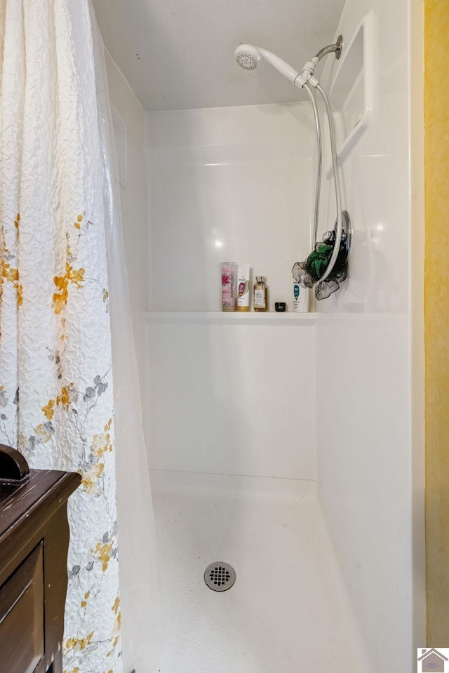 bathroom featuring a shower with curtain and vanity