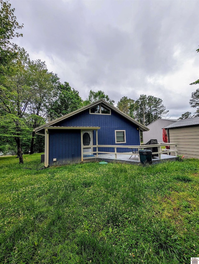 view of front of house with an outdoor structure