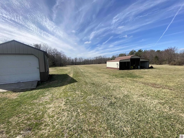 view of yard featuring a pole building and an outdoor structure