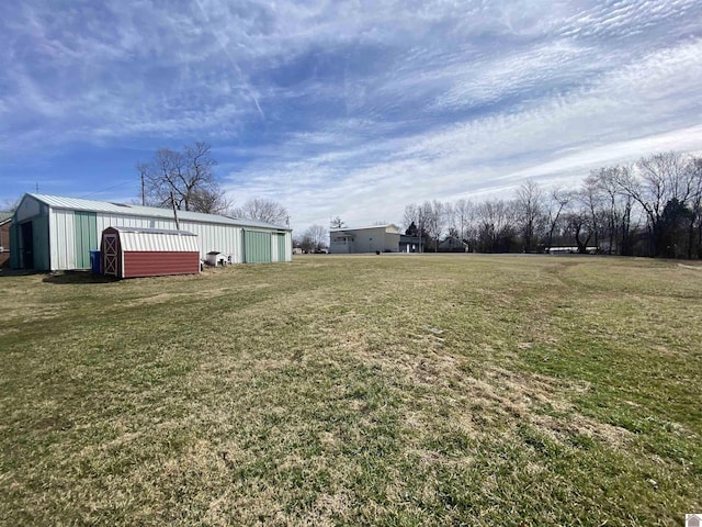 view of yard featuring an outbuilding