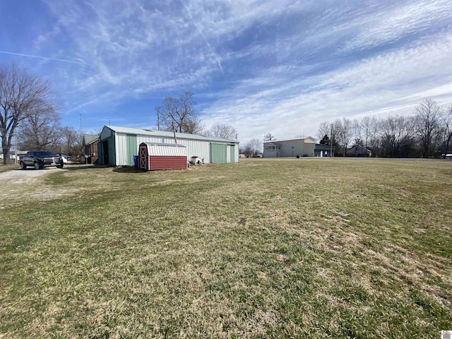 view of yard featuring an outbuilding