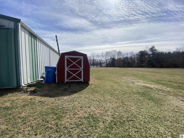 view of yard featuring an outbuilding and a shed