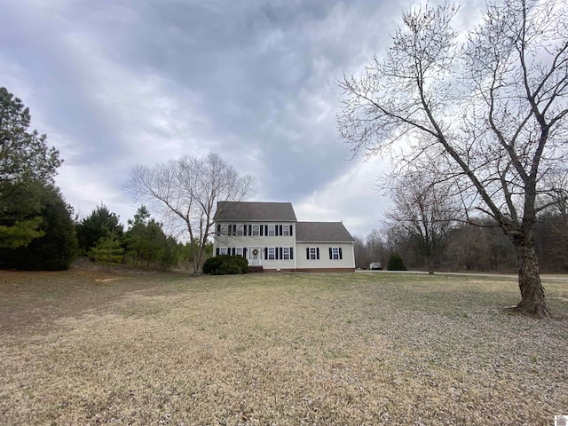 view of front of home featuring a front yard