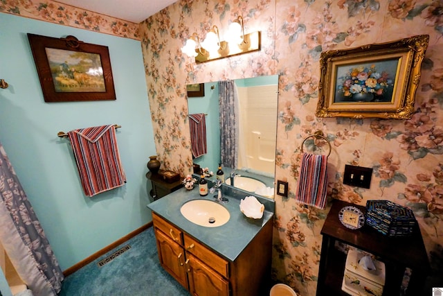 full bathroom featuring wallpapered walls, visible vents, baseboards, an inviting chandelier, and vanity