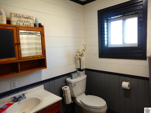 full bathroom with toilet, curtained shower, and vanity