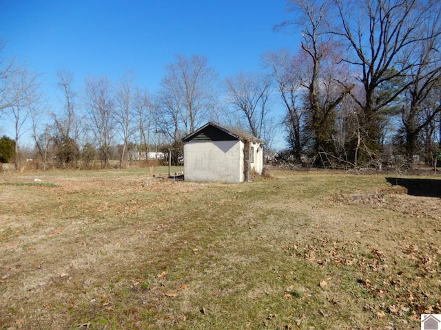 view of yard featuring a shed and an outdoor structure